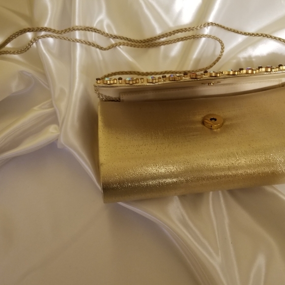 Gold Evening Clutch with matching earrings - Picture 2 of 3